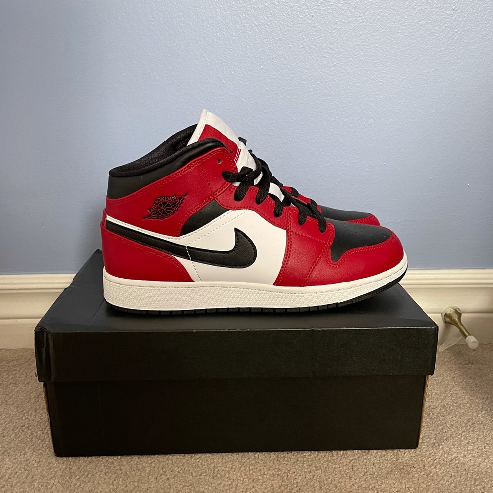 ON HOLD!! Jordan 1 Mid Chicago Black Toe (GS)